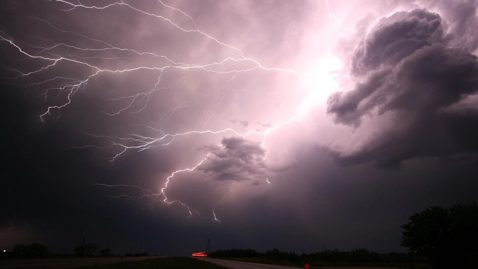 Meteo 16 mai 2026. Alertă de vreme rea: Weekend cu ploi torențiale și vijelii în România!