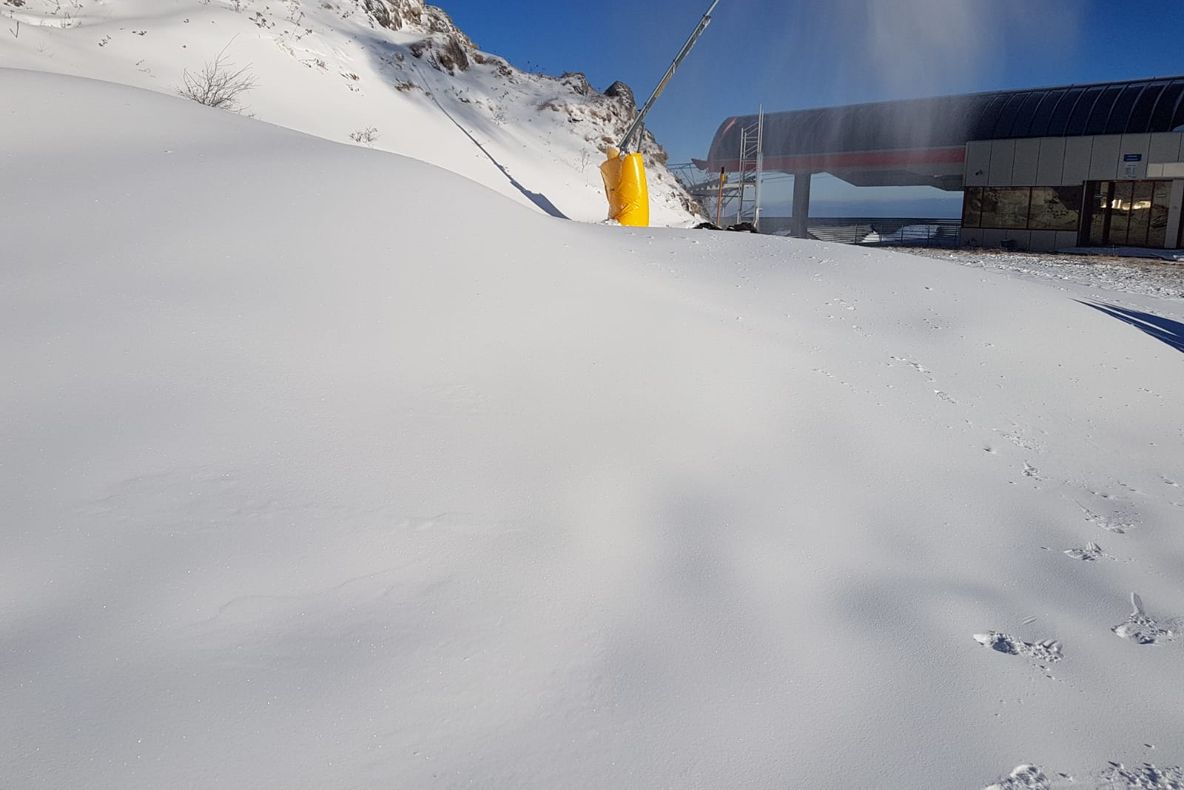 FOTO - Nu se schiază în Poiana Brașov, de 1 Decembrie. Pârtia de săniuș, deschisă