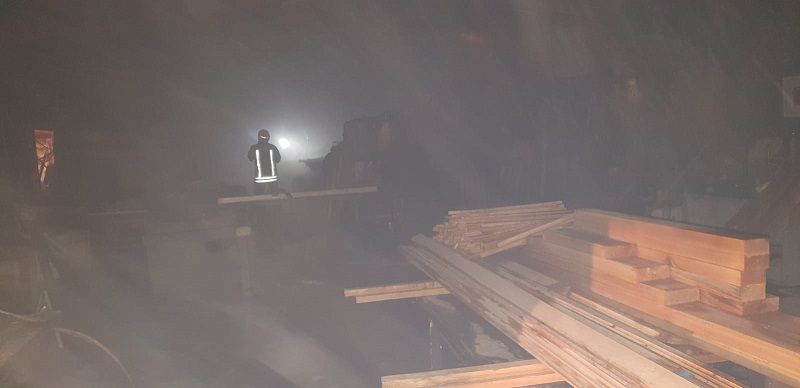 ULTIMĂ ORĂ: Arde acoperișul unei case din Zărnești