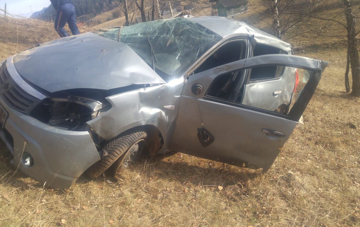 FOTO - ULTIMĂ ORĂ: Mașină căzută în prăpastie