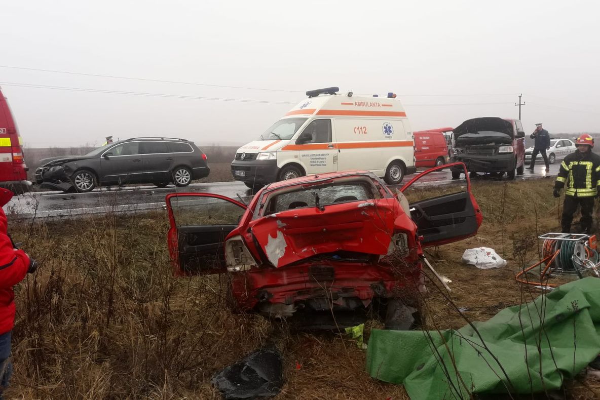 FOTO Accident grav, cu doi morți, în județul Brașov