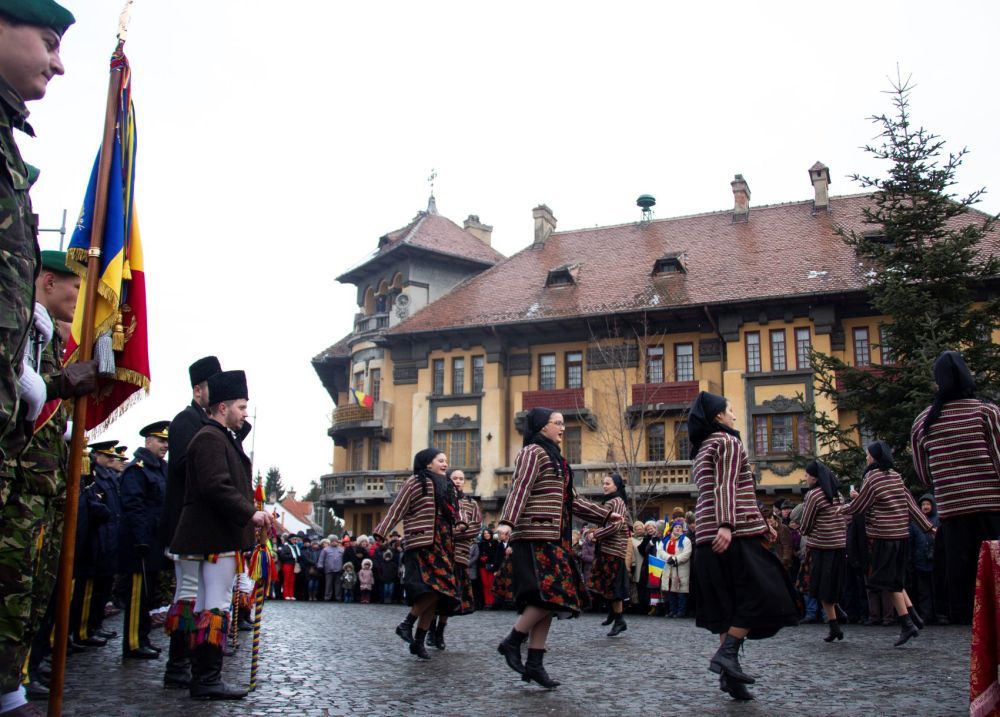 VIDEO + FOTO Sute de brașoveni au dansat Hora Unirii