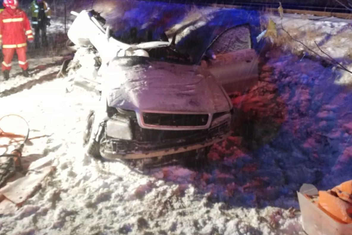 FOTO + VIDEO Autobuz cu 40 de persoane, implicat într-un accident rutier! Un bărbat a murit