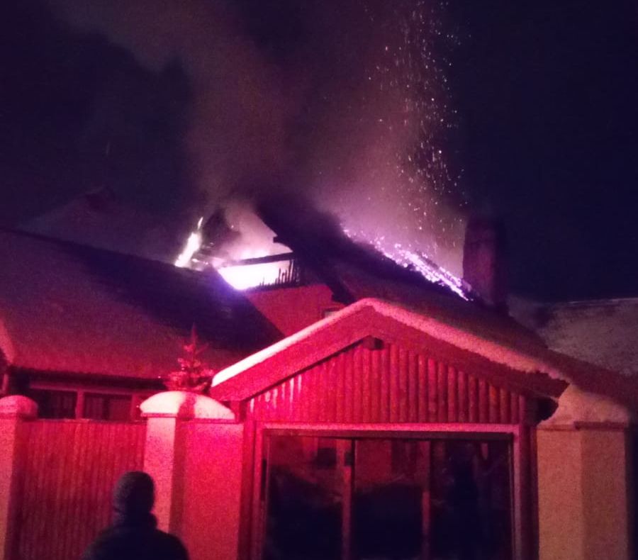 O casă din Săcele, cuprinsă de flăcări