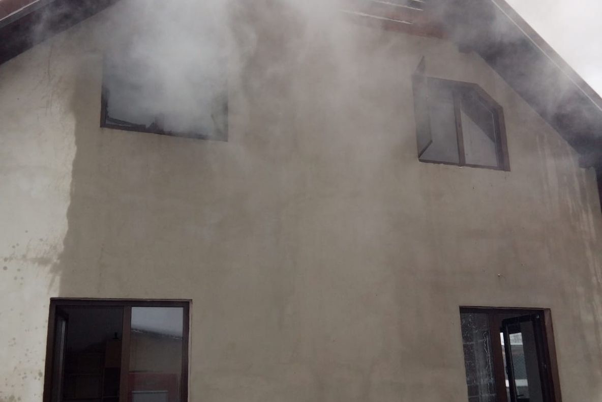 ULTIMĂ ORĂ: Arde o casă din localitatea Şimon