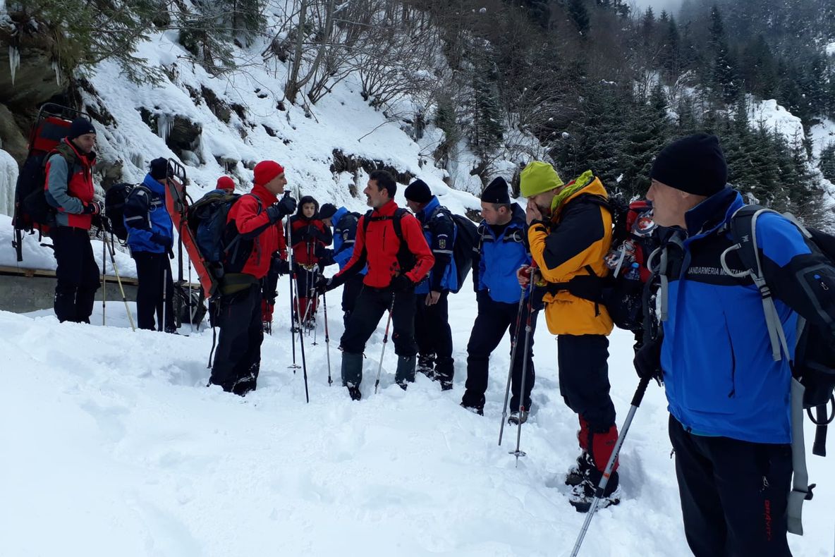 Trei persoane, salvate de jandarmii montani brașoveni (FOTO)