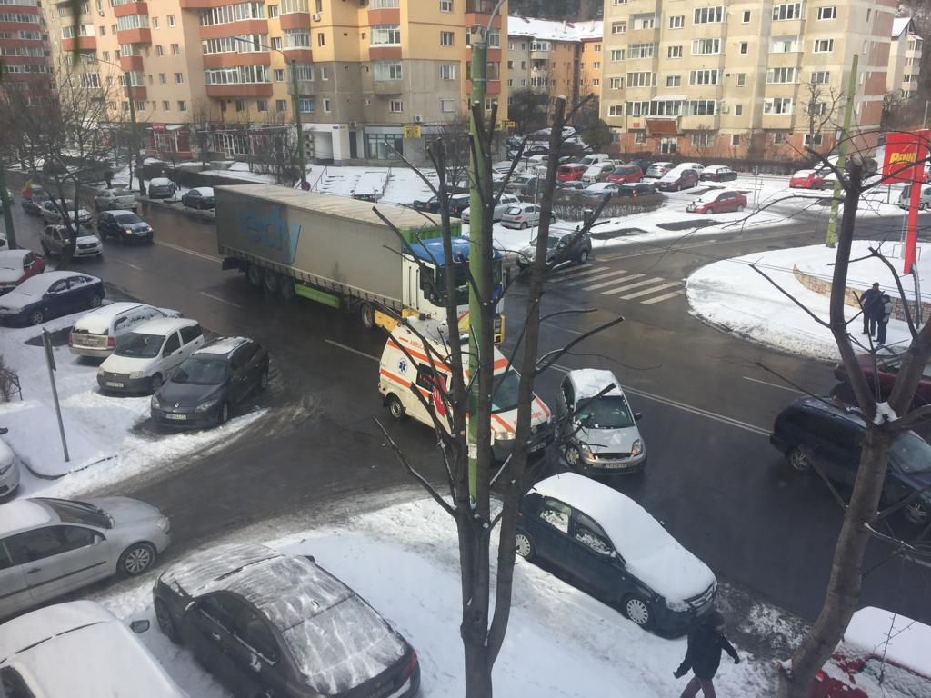 VIDEO Accident rutier, pe strada Carpaților din Brașov