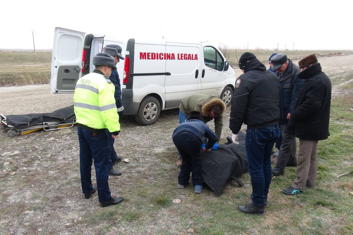 Bărbat mort, găsit pe marginea drumului