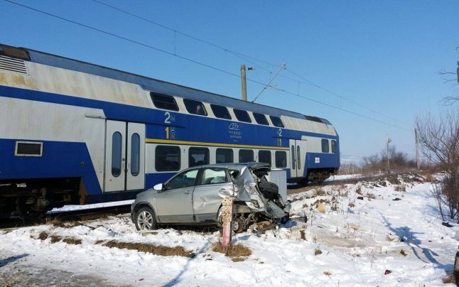 ULTIMĂ ORĂ: Autoturism lovit de tren