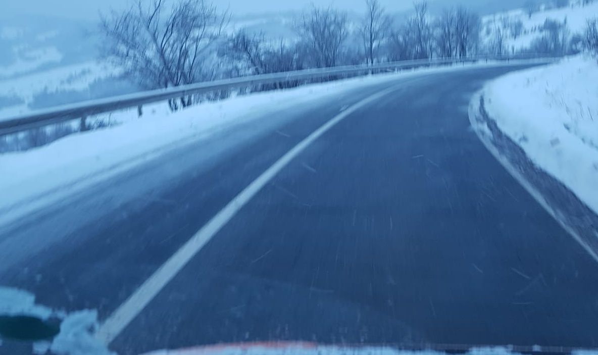 FOTO + VIDEO Ninge abundent în județul Brașov! Starea drumurilor naționale din Regiunea Centru