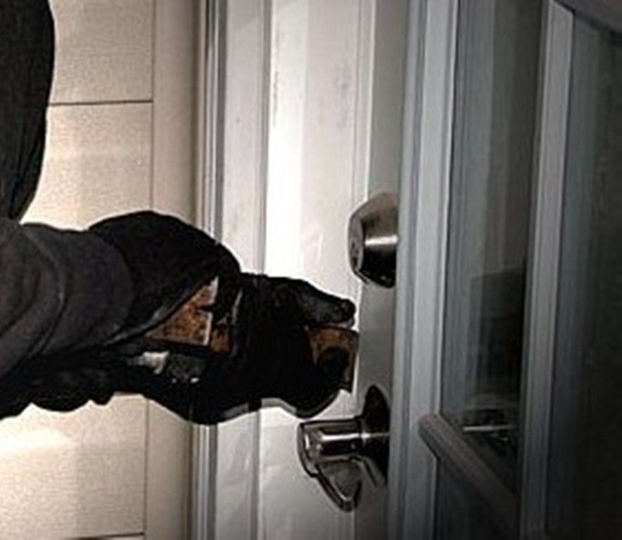 Doi bărbați au fost arestați după ce au furat 18.000 de lei