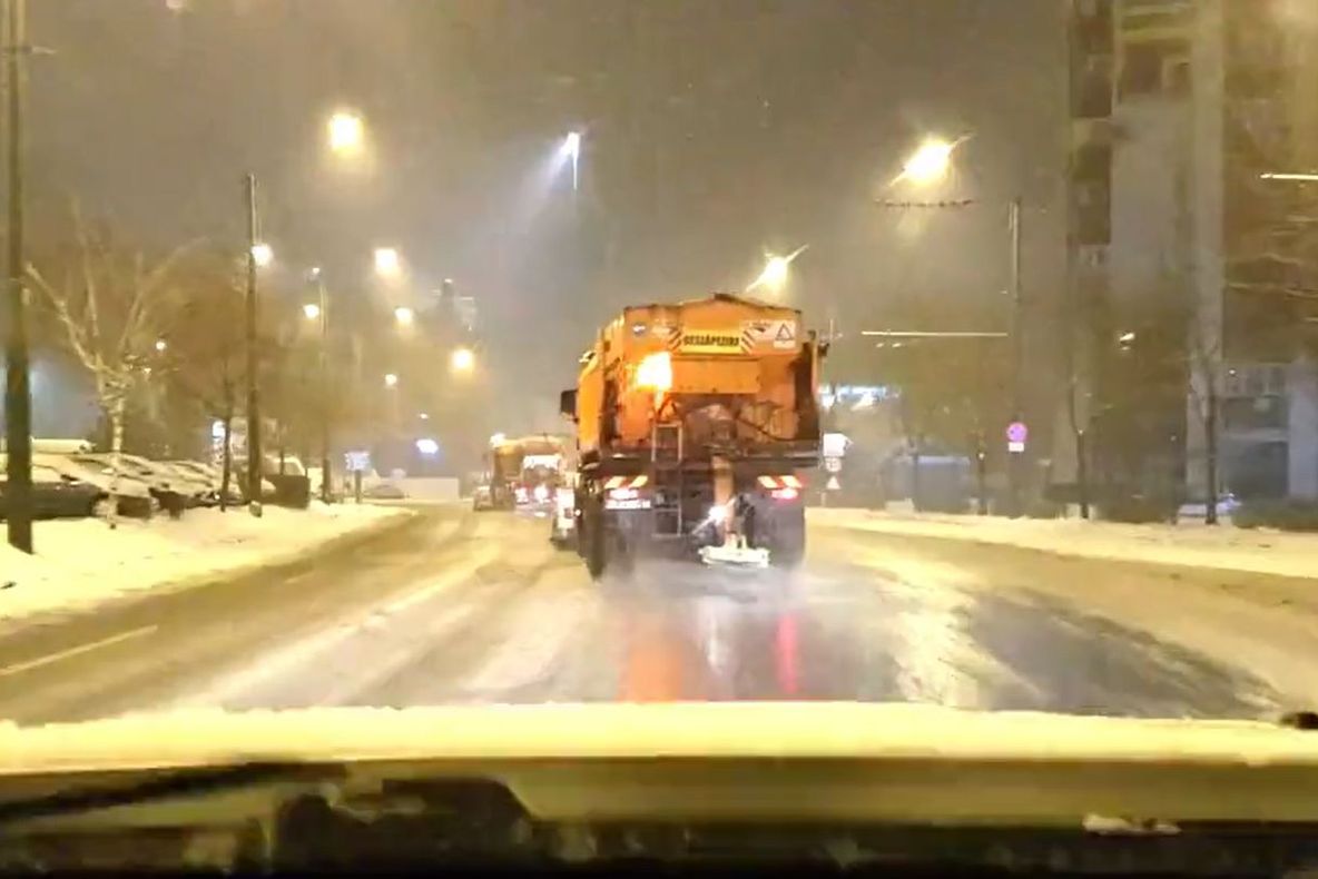 VIDEO Deszăpezire doar pe străzile principale din municipiul Brașov. Circulație grea pe cele secundare