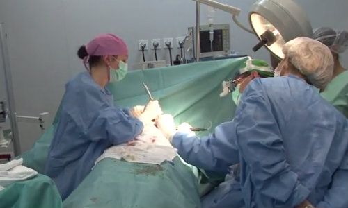 VIDEO Starea de sănătate a fetei de 11 ani, adusă de urgență la spital, cu un tifon uitat de medici în corpul ei