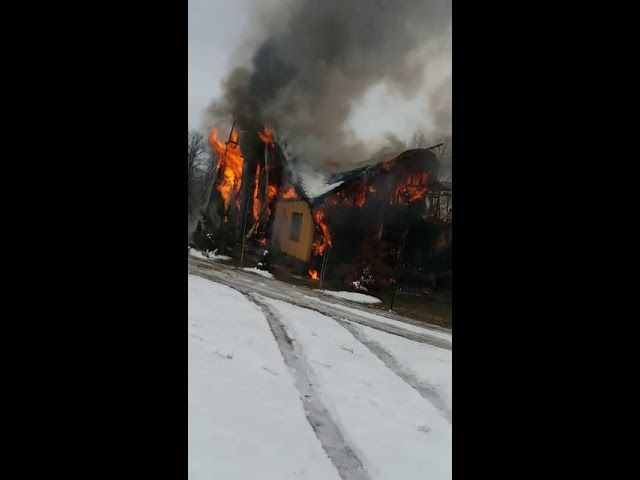 VIDEO+FOTO Vilă distrusă de flăcări, în județul Brașov. Intervenție dificilă a pompierilor