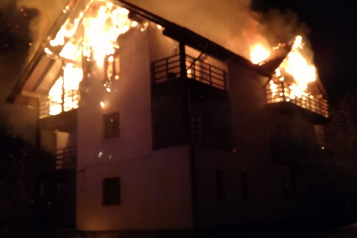 FOTO Incendiu, azi-noapte, la o pensiune din județ