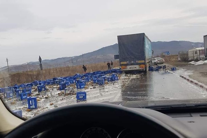 Zeci de navete cu bere, răsturnate pe DN 1A, blochează circulația