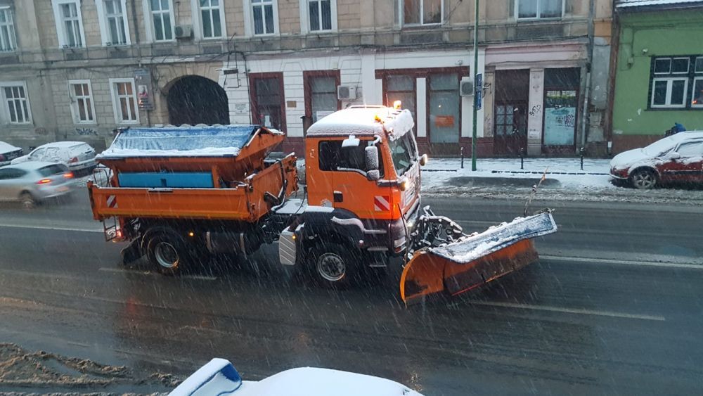VIDEO Ninsoare de primăvară! Cum se circulă pe drumurile din centrul țării?
