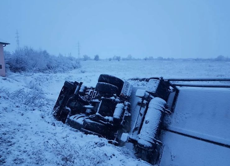 TIR răsturnat pe DN73, la Râșnov