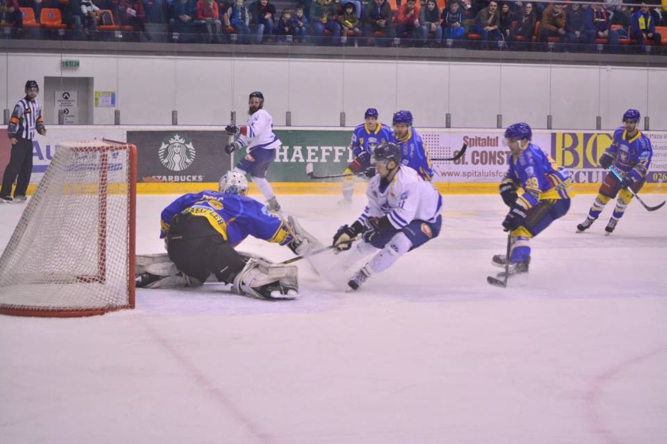 HOCHEI: Corona și-a învins rivala tradițională (FOTO)