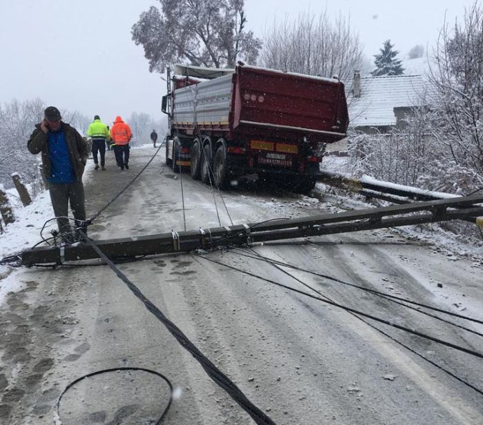 FOTO Stâlp doborât de autocamion, în localitatea Araci