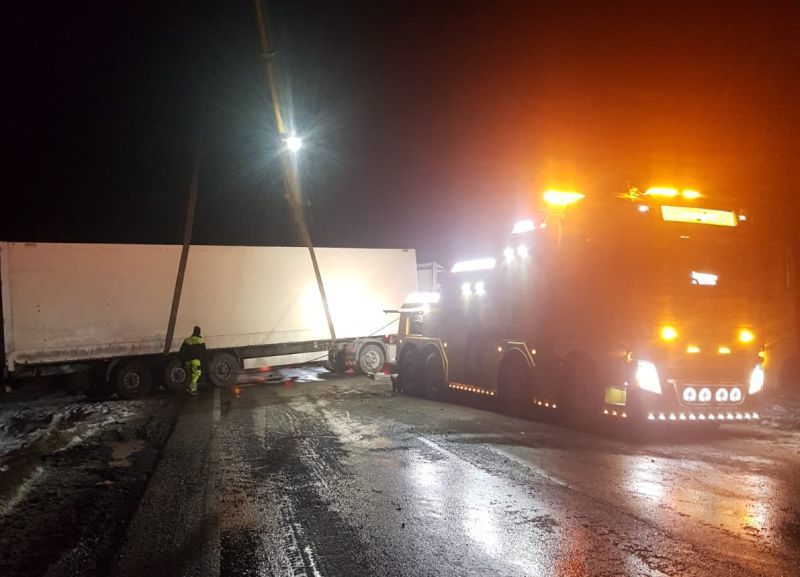 FOTO TIR răsturnat pe DN13