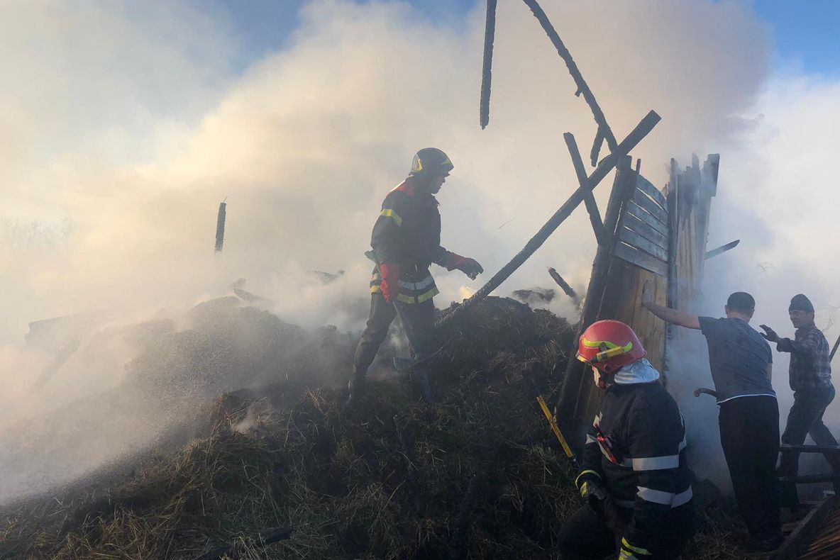 ULTIMĂ ORĂ: Arde o casă din Prejmer