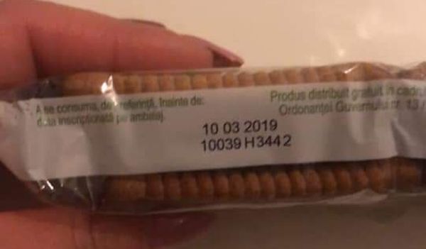 FOTO Pericol pentru copii! Biscuiți EXPIRAȚI de aproape TREI săptămâni, într-o școală din județul Brașov!