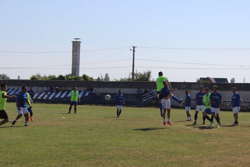 Începe liga a 4-a de fotbal! Zeci de microbiști din UK, Olanda, Suedia și Norvegia vor veni la primul meci din retur