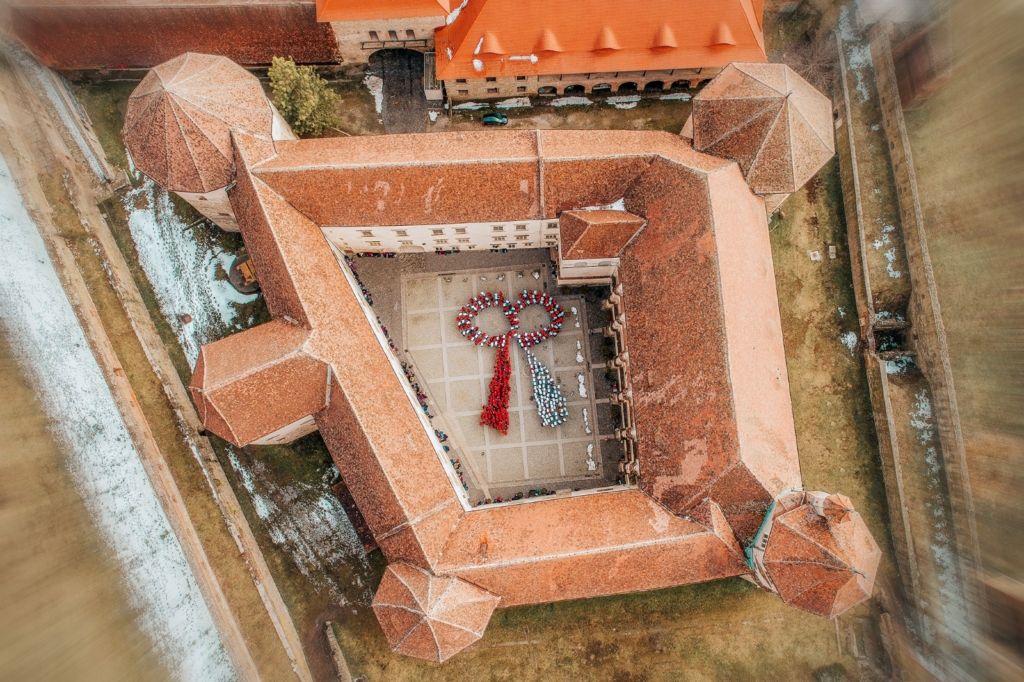 Mărțișor de mari dimensiuni, expus într-o cetate medievală din județul Brașov