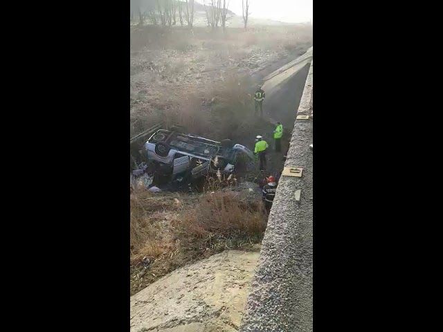VIDEO Autoturism răsturnat, pe DN 13! Un copil a decedat