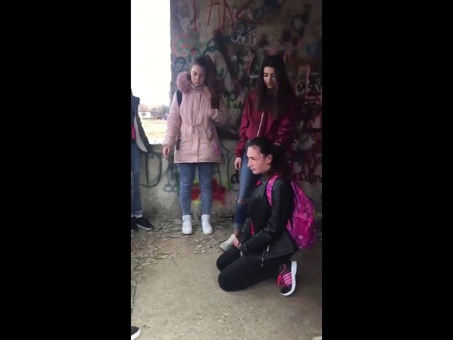 VIDEO Elevă lovită și umilită, într-o școală din Zărnești