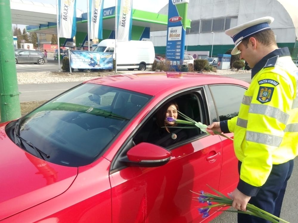 Șoferițele din Brașov, "sancţionate" cu mărţişoare şi flori (FOTO)