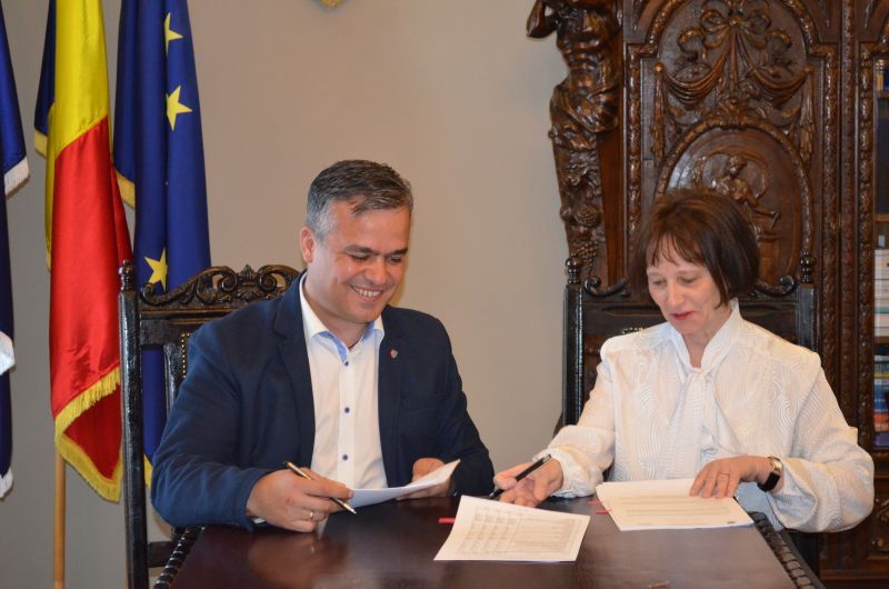 FOTO Contracte semnate pe o perioadă de patru ani, pentru doi manageri de spitale din Brașov