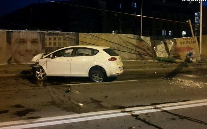 FOTO O mașină intrată într-un stâlp a afectat circulația mijloacelor de transport în comun din Brașov