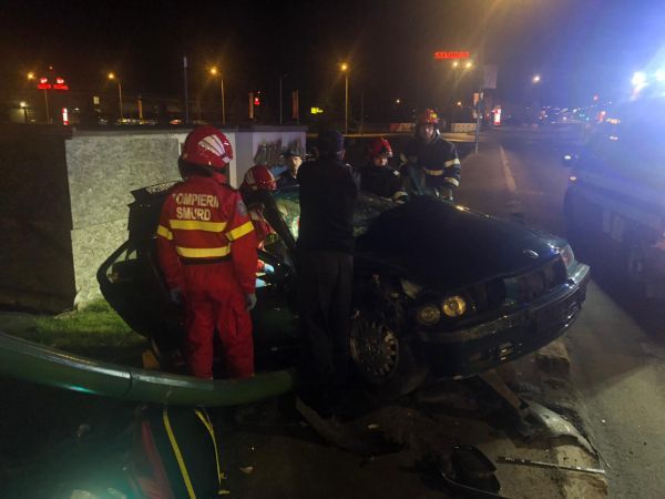 FOTO + VIDEO Mașină distrusă, după ce a intrat într-un stâlp