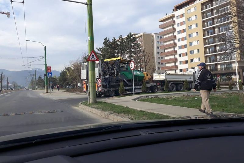 FOTO Protest cu folos! Se asfaltează străzile dintre blocurile noi din cartierul Tractorul