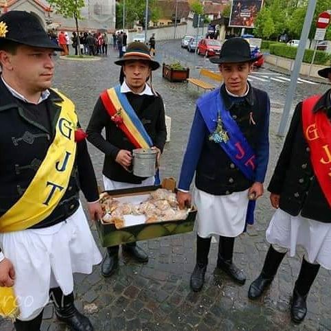 Junii vă servesc cu plăcinte, astăzi, în Piața Unirii