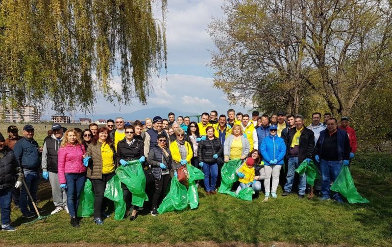 FOTOGALERIE De data aceasta, politicienii brașoveni au strâns ei gunoiul după alții