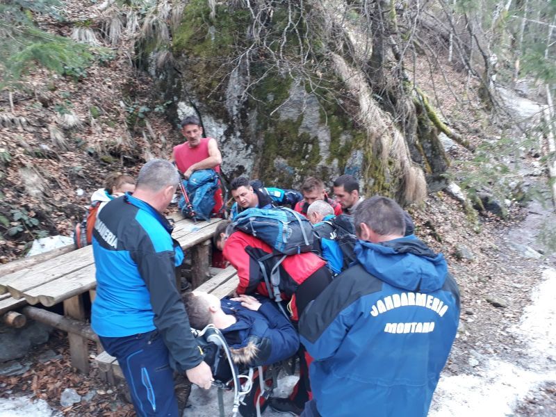 FOTO Minor rănit pe munte, ajutat de jandarmi și salvamontiști