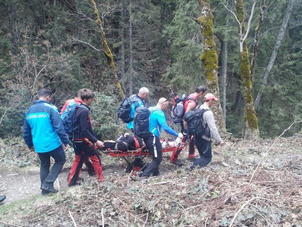 VIDEO + FOTO Femeie accidentată în apropierea chiliei părintelui Arsenie Boca, de la Sâmbăta