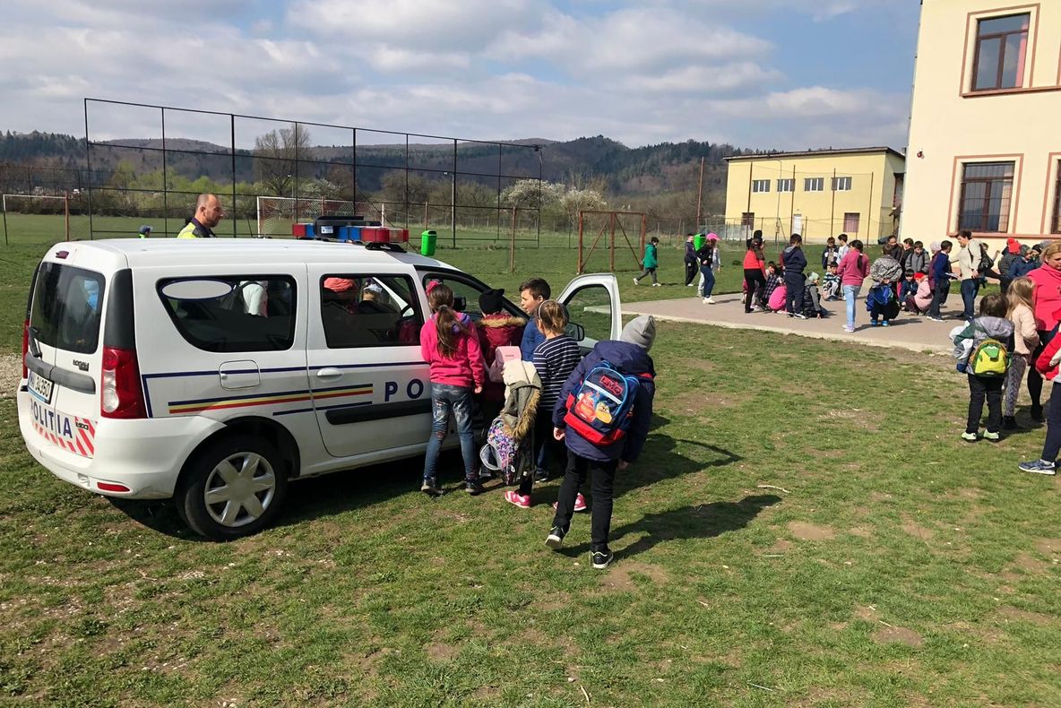 Polițiștii brașoveni au fost vizitați de zeci de copii (FOTO)