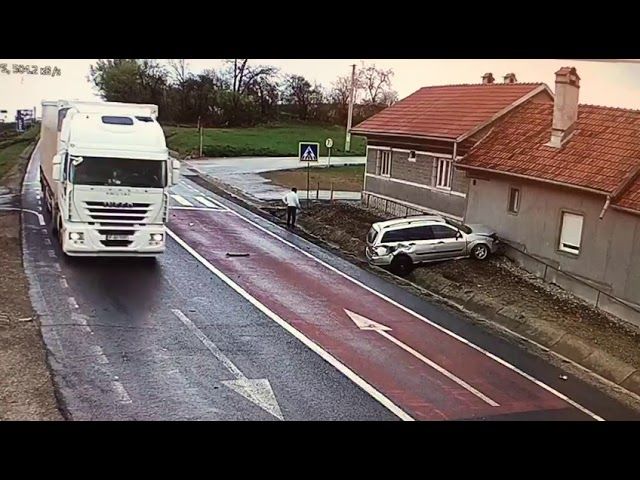 VIDEO Mașina unui șofer băut, care nu a acordat prioritate, proiectată într-o casă, după impactul cu un TIR