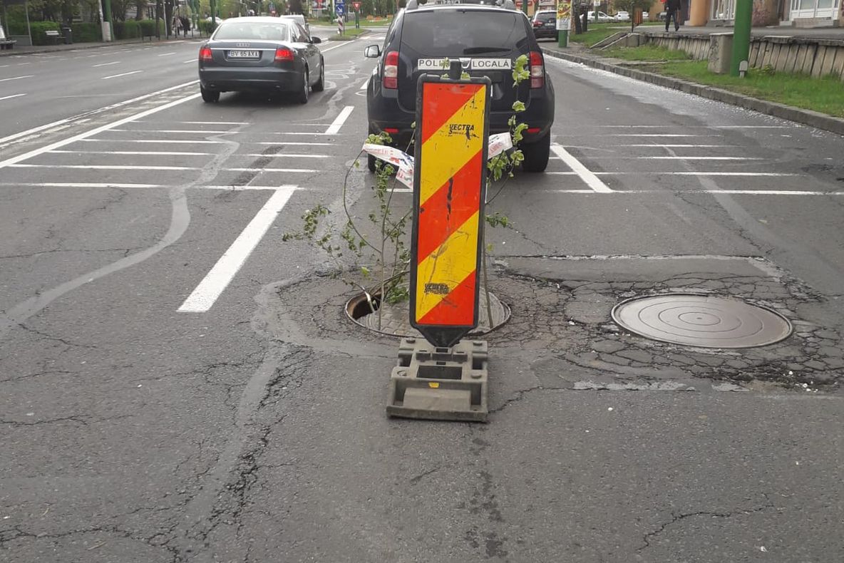 FOTO Atenţie, şoferi! Pericol pe un bulevard din municipiul Braşov