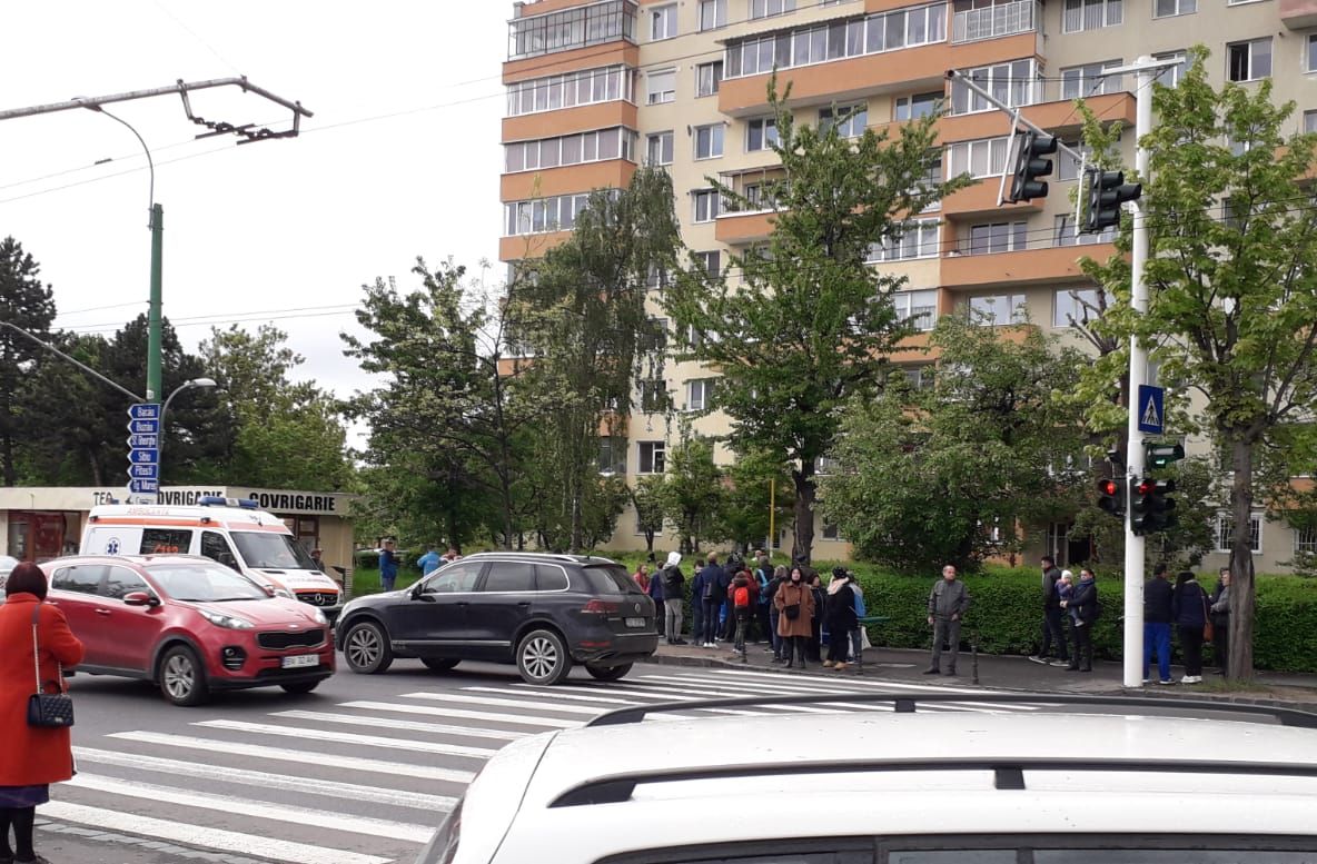 O femeie ameninţă că se aruncă de la etaj! FOTO