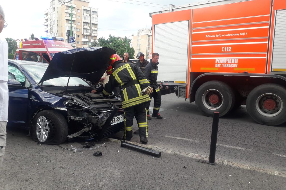 FOTO Accident în zona Făget, din Braşov! Trafic îngreunat