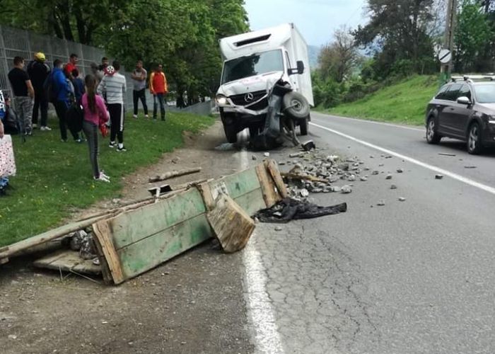 Căruță distrusă de mașină, lângă Săcele! (FOTO)