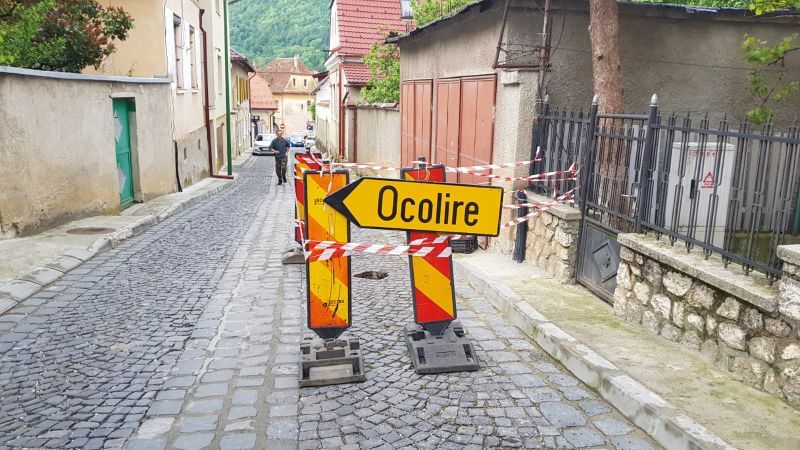 FOTO Gaură în asfalt, pe strada Constantin Brâncoveanu