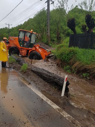 FOTO + VIDEO Șoselele administrate de Direcția Regională de Drumuri și Poduri Brașov au fost afectate de ploi