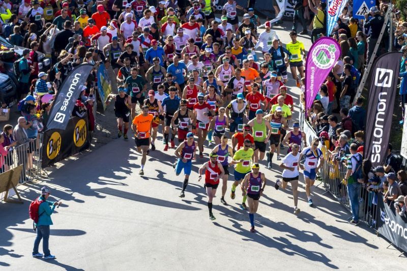 FOTO 2.000 de sportivi aleargă, astăzi, pe potecile de munte de la Moieciu