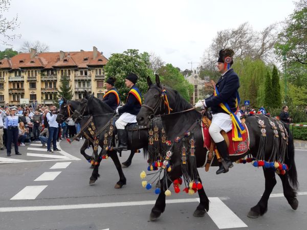 VIDEO Liniștea care intră în istoria Brașovului! Junii se adaptează restricțiilor! Ce mesaje au transmis?